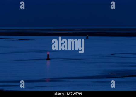 Boe di navigazione nel Conwy estuary al tramonto sulla costa settentrionale del Galles Foto Stock