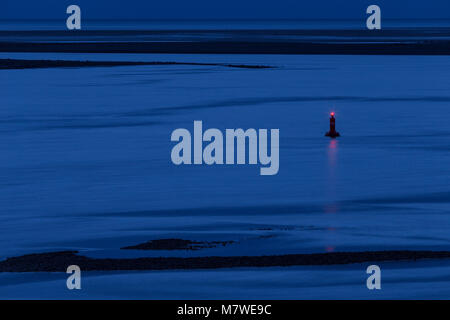 Boa di navigazione nel Conwy estuary al tramonto sulla costa settentrionale del Galles Foto Stock