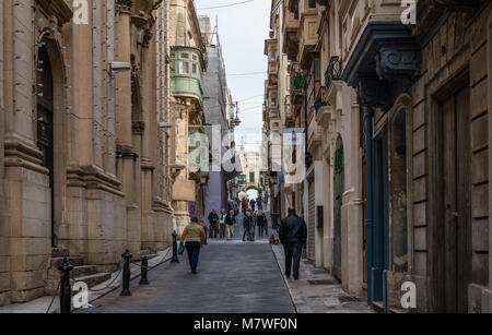 Vista del vecchio teatro Street, a La Valletta, Malta, su una sera d'inverno. Foto Stock