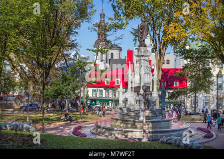 Quebec, Canada. Place d'Armes, L'Auberge du Tresor in background, monumento di fede nel centro. Foto Stock
