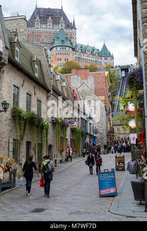 Quebec, Canada. Guardando verso il Chateau Frontenac dalla città bassa, funicolare sulla destra. Foto Stock