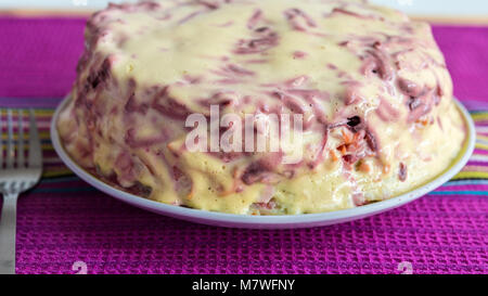 Vestito russo - Aringa Aringa sotto una pelliccia - Shuba - marinata di aringhe in salamoia insalata, cucina festiva Foto Stock