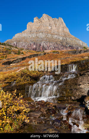 La cascata e Clements Mountain, Logan pass, il Glacier National Park Montana Foto Stock