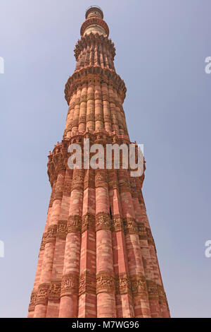 Vista obliqua di un il Qutb Minar minareto di Delhi, India Foto Stock