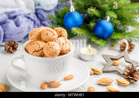 Italiani Tradizionali biscotti di mandorle - amaretti. Vacanza dolce dessert. Natale. Nuovo anno. Messa a fuoco selettiva Foto Stock