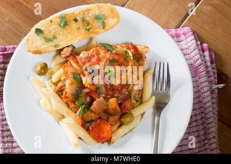 Stile Italiano piatto di penne di pasta e verdure con fette di salame  fritto e salsa di passata Foto stock - Alamy