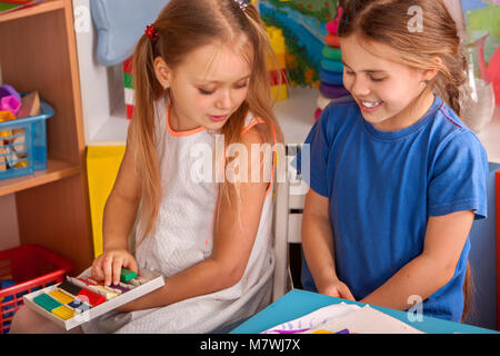 Plastilina creta per modellare in classe i bambini. Maestra insegna nella scuola. Foto Stock