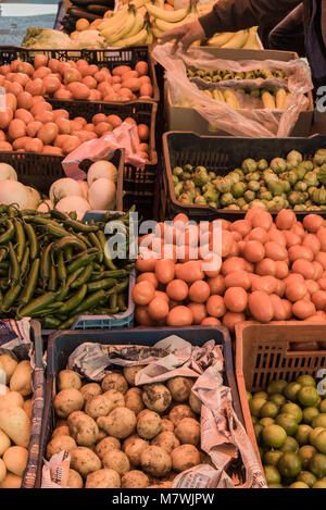 Mercato di frutta e verdura stallo nella città di Tlalpujahua in Messico Foto Stock