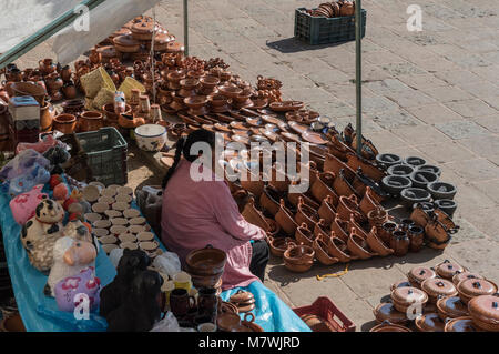 Un mercato in stallo Tlalpujahua, Messico la vendita di oggetti in ceramica Foto Stock