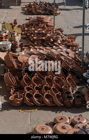 Un mercato in stallo Tlalpujahua, Messico la vendita di oggetti in ceramica Foto Stock