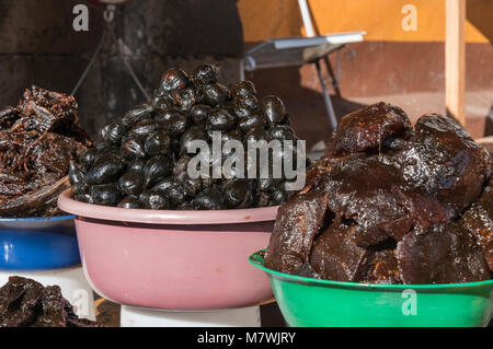 Un mercato in stallo Tlalpujahua, Messico la vendita di frutta secca Foto Stock