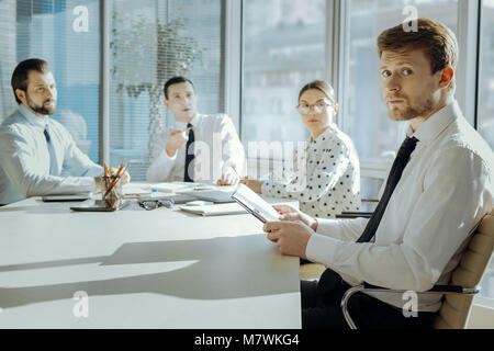 Giovani manager di essere nervosi durante l incontro con borchie Foto Stock