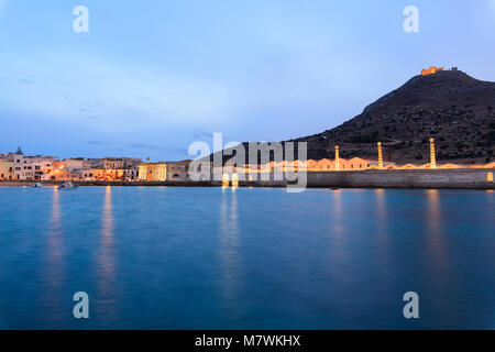 Porto al tramonto, l'isola di Favignana, Isole Egadi, provincia di Trapani, Sicilia, Italia Foto Stock
