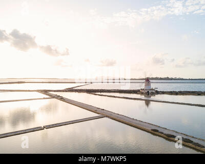 Vista aerea del mulino a vento e le saline, Saline dello Stagnone, Marsala, provincia di Trapani, Sicilia, Italia Foto Stock