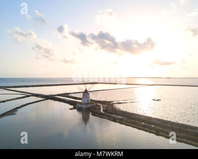 Vista aerea del mulino a vento e le saline, Saline dello Stagnone, Marsala, provincia di Trapani, Sicilia, Italia Foto Stock