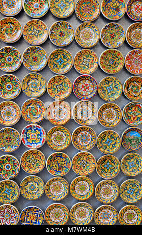 Dipinto di piastre in ceramica in un negozio di ceramiche, Sicilia, Italia Foto Stock