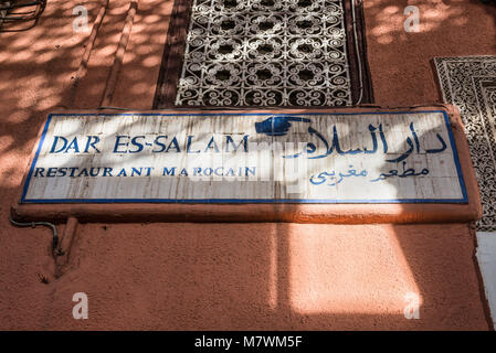 Marrakech, Marocco - 8 Dicembre 2016: Ristorante segno del Dar Es-Salam a Marrakech, Marocco. Sun spot sulla parete. Foto Stock