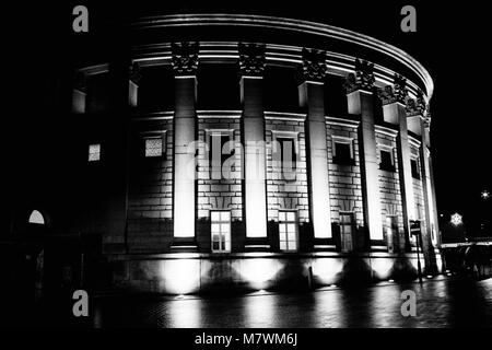 Il retro di Sheffield City Hall, Shot il 26 Nov 2017, fotocamera Olympus OM4 lente, 35mm di apertura, f11.0 Film, Ilford HP5+ @ ISO 1600 Foto Stock