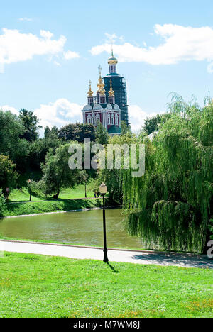 Il Convento di Novodevičij, situato nella parte sud-occidentale di Mosca, costruita tra il XVI e il XVII secolo nel cosiddetto stile barocco di Mosca ed era parte di una catena di m Foto Stock