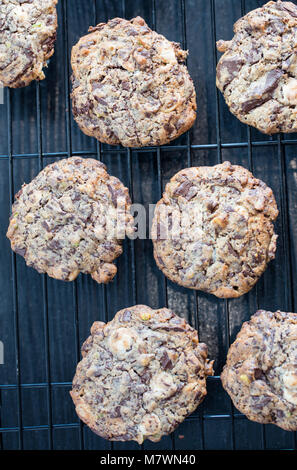 Soft dark chocolate brownie cookies su sfondo nero Foto Stock