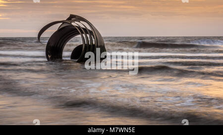 Tramonto sulla spiaggia a Cleveleys sul Lancashire costa con le opere di Maria Shell in primo piano Foto Stock