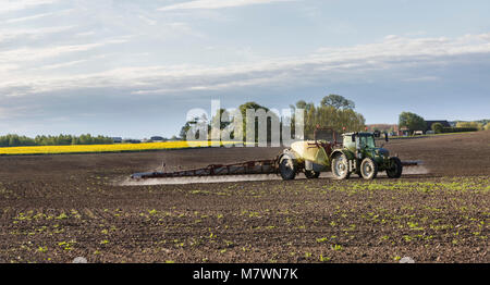 Trattore fertilizzante di spruzzatura in campo agricolo Foto Stock
