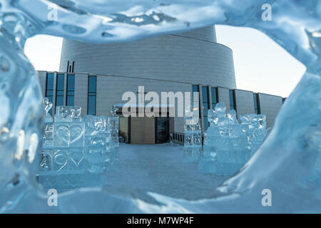 Northern lights cattedrale in inverno con sculture di ghiaccio nella parte anteriore Foto Stock