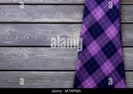 Appartamento Viola laici mantello d'inverno. Vista dall'alto. Grigio superficie di legno dello sfondo. Foto Stock