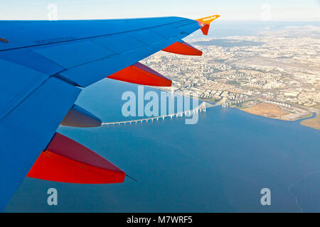 Lisbona, Portogallo - Giugno 14, 2013: Airbus A320 operati da Easyjet (numero di volo EZY 7603) i voli sulla città di Lisbona. Vista aerea attraverso l'aereo Foto Stock