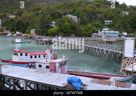 Caleta Tortel, un piccolo borgo costiero situato nel mezzo di Aysen (sud del Cile)'s fiordi Foto Stock