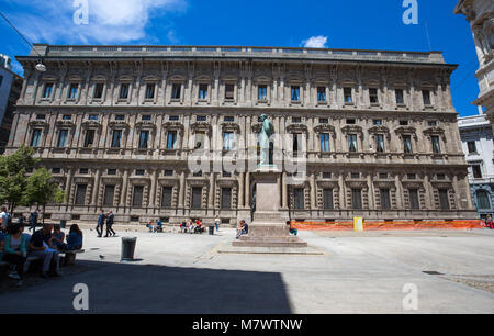 Milano, 7 giugno 2017 - San Fedele Piazza con Alessandro Manzoni statua, Mila, Italia. Foto Stock