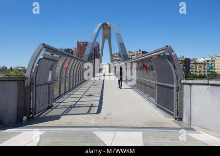 Moderno ponte nella nuova area del Portello, Milano, Italia Foto Stock