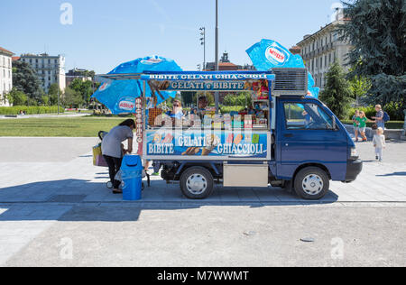 Milano, Italia, Giugno 7, 2017 - Un piccolo van vende bevande e gelati per le strade del centro di Milano, Italia. Foto Stock