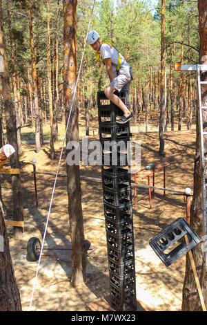 Giovane uomo si arrampica estremo elevato ampia Foto Stock