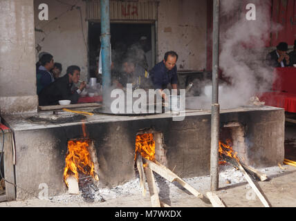 Cookshop al grande mercato domenicale di Kashgar, Xinjiang, Cina Foto Stock