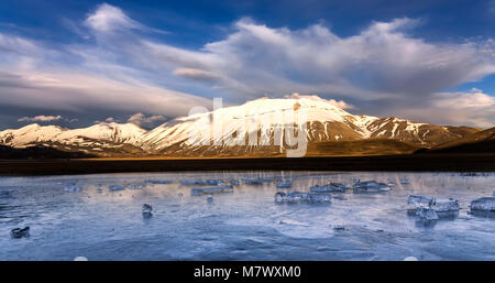 Parco Nazionale dei Monti Sibillini, Castelluccio di Norcia village, comprensorio di Perugia, Umbria, Italia Foto Stock