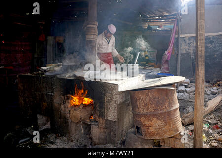 Cookshop al grande mercato domenicale di Kashgar, Xinjiang, Cina Foto Stock