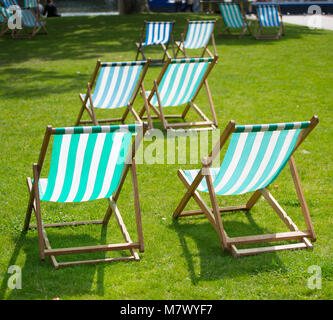 Fila di vuoto sedie a sdraio in inglese giardini pubblici Foto Stock