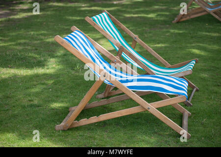 Isolato occupato sedie a sdraio nel giardino inglese Foto Stock