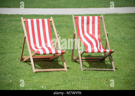 Isolato occupato sedie a sdraio nel giardino inglese Foto Stock