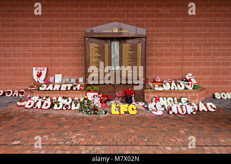 Il Memoriale di Hillsborough ad Anfield Liverpool in memoria dei 96 persone morte in 1989, esso è la nuova posizione sotto il nuovo cavalletto principale. Foto Stock