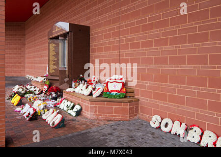 Il Memoriale di Hillsborough ad Anfield Liverpool in memoria dei 96 persone morte in 1989, esso è la nuova posizione sotto il nuovo cavalletto principale. Foto Stock