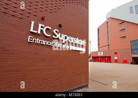 Segno che mostra il modo di Liverpool Football Club nuovo superstore. Foto Stock