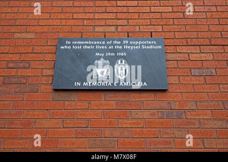 Placca a Liverpool Football Club in memoria dei 39 le persone che hanno perso la vita nell'Heysel Stadium disaster nel 1985. Foto Stock