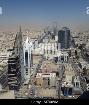 Vista dalla piattaforma turistica sulla cima della torre di al Faisaliyah su Riad, la capitale dell'Arabia Saudita con la Torre del Regno sullo sfondo. Foto Stock