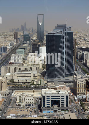 Vista dalla piattaforma turistica sulla cima della torre di al Faisaliyah su Riad, la capitale dell'Arabia Saudita con la Torre del Regno sullo sfondo. Foto Stock