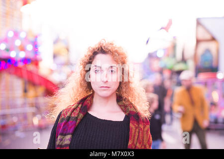 Donna alla stagione di festa fiera del divertimento con street view in background Foto Stock