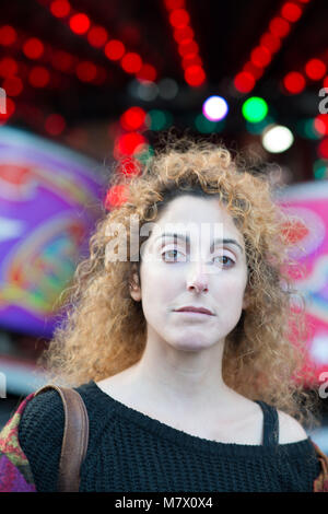 Donna alla stagione di festa fiera del divertimento con street view in background Foto Stock