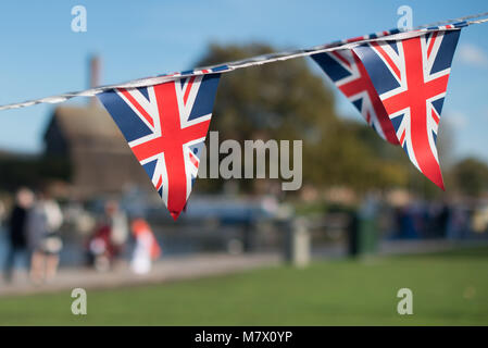 Britannica union jack bunting celebrando royal evento nel Regno Unito con tipicamente sfondo inglese Foto Stock