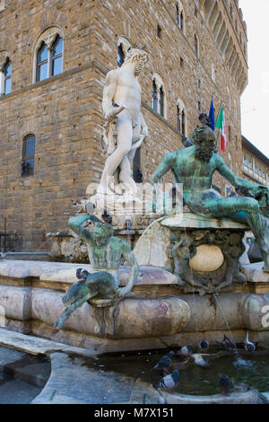 Il Palazzo Vecchio e la fontana del Nettuno, Piazza della Signoria, Firenze Foto Stock